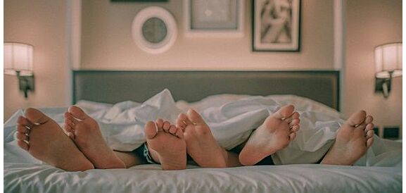 tre coppie a letto