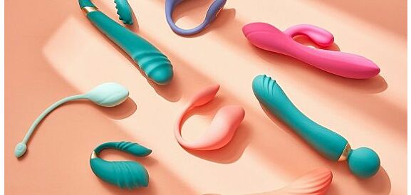 sex toys colorati su superficie arancione