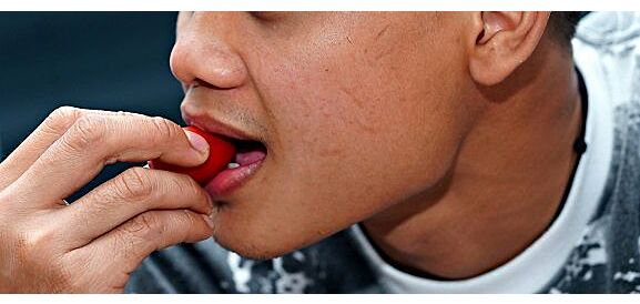 uomo lecca una fragola