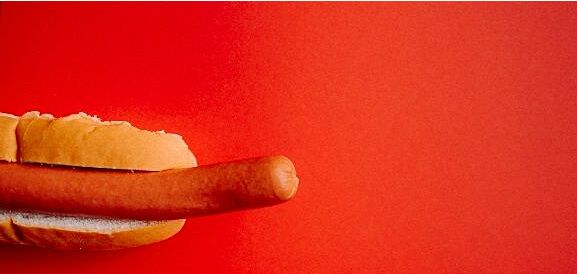 hot dog su sfondo rosso