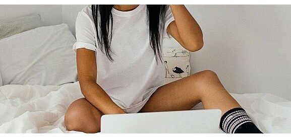 ragazza davanti al computer