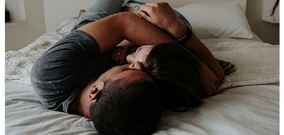 coppia abbracciata su letto