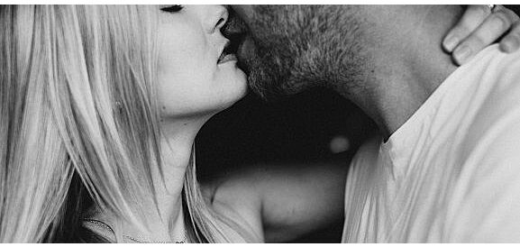 donna che bacia uomo