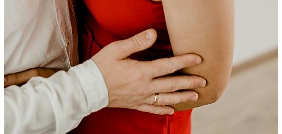 coppia con anello al dito abbracciati