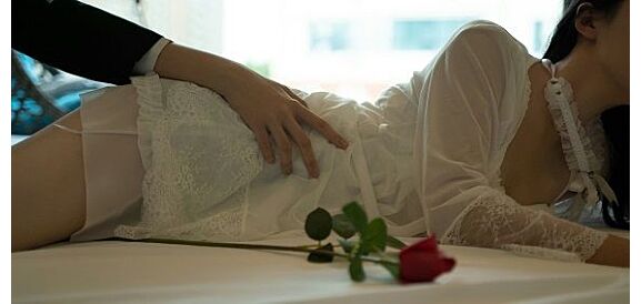 donna in lingerie con mano maschile