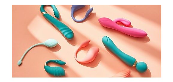 set di vibratori su sfondo arancio